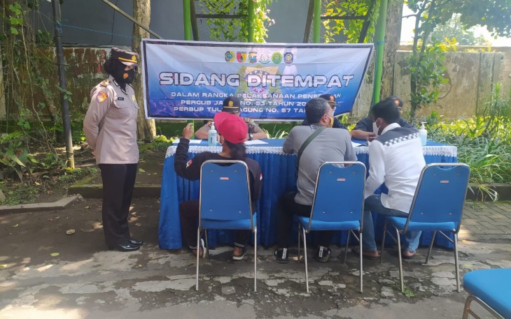 Operasi yustisi penegakan hukum Prokes, di depan Hutan kota, Kecamatan Kedungwaru, Kabupaten Tulungagung