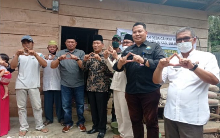 Foto bersama Bupati Seluma, usai peletakan batu pertama BRS di Desa Cahaya Negeri, Sukaraja