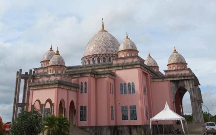 Masjid An-Nur Kecamatan Gunung Kijang, Kabupaten Bintan, atau lebih dikenal Masjid Pink