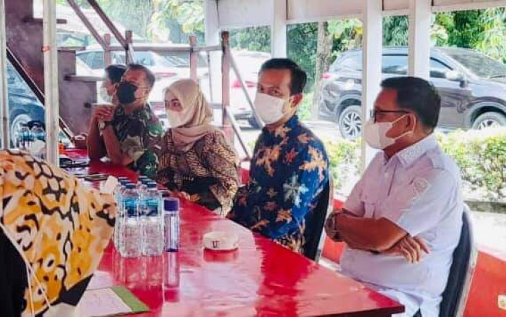 Wali Kota Bitung Maurits Mantiri menggunakan kemeja Putih saat mengikuti pertemuan persiapan MTQ ke-29