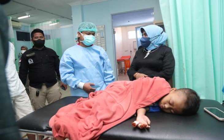 Wali kota tanjung pinang, saat mengunjungi warganya di Rumah Sakit