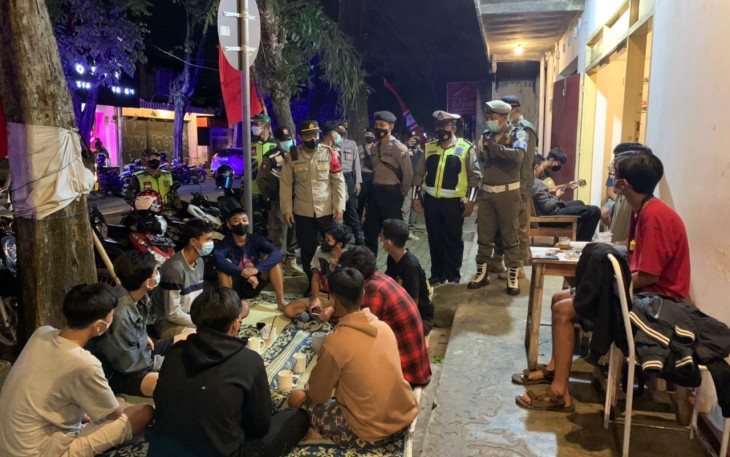 Petugas mengunjungi cafe, rumah makan dan angkringan