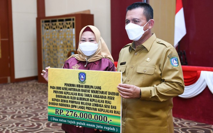 Gubernur Kepri, H.Ansar Ahmad, saat menyerahkan bantuan hibah