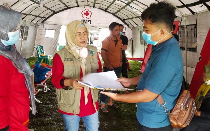 Tim Bid Dokes Polda Sumbar dan Nakes bersama Poliklinik Polres Pasaman saat memberikan bantuan pengobatan gratis
