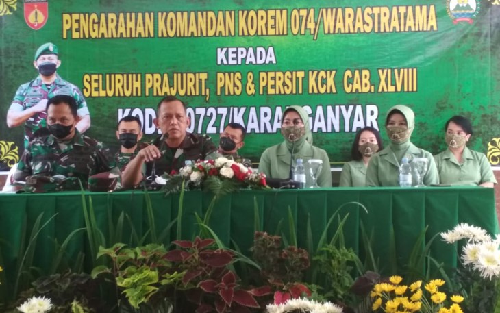 Danrem 074/Warastratama Surakarta, Kolonel Inf Achiruddin (kedua dari kiri), memberikan pengarahan saat kunjungan kerja di Kodim 0727/Karanganyar