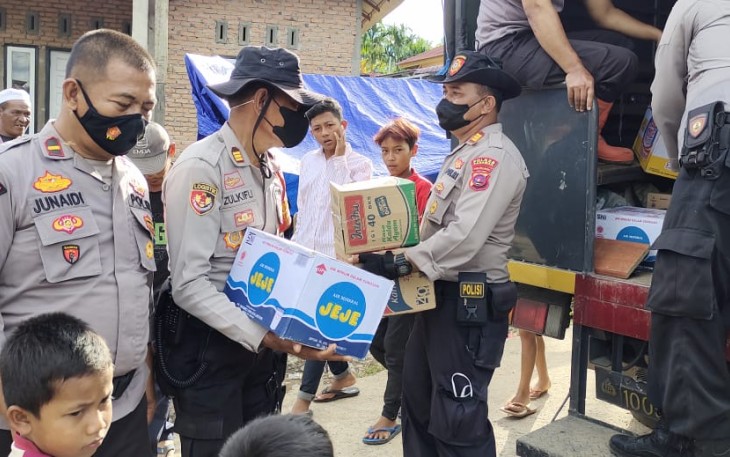 Penyaluran bantuan kepada korban terdampak gempa Malampah, oleh jajaran Polres Pasaman