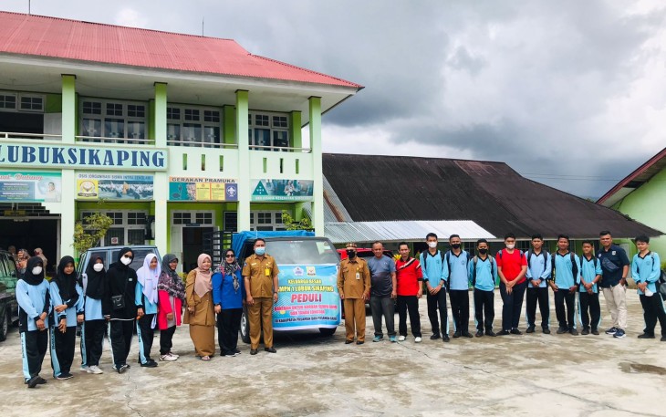 SMP Negeri 1 Lubuk Sikaping, turut memberikan bantuan kepada korban Gempa Malampah