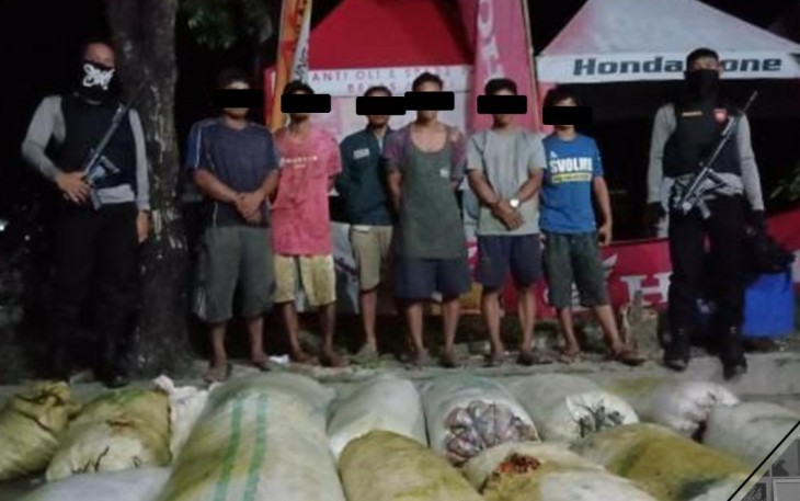 Personel Polres Aceh Singkil saat mengamankan 6 orang pencuri brondolan sawit