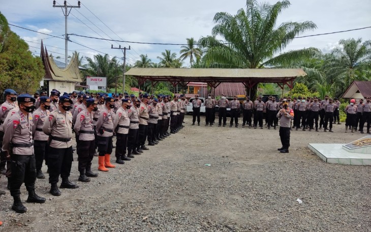 Upacara pelepasan personel BKO Polda Sumbar