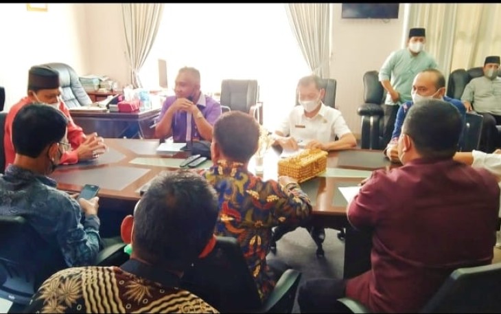 Saat pertemuan digelar di ruang rapat dinas setempat