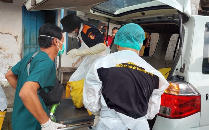 Proses evakuasi jenasah korban oleh petugas untuk dibawa ke RSUD dr. Iskak Tulungagung