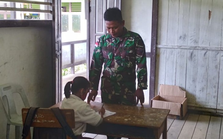 Satgas  melaksanakan Gadik di perbatasan