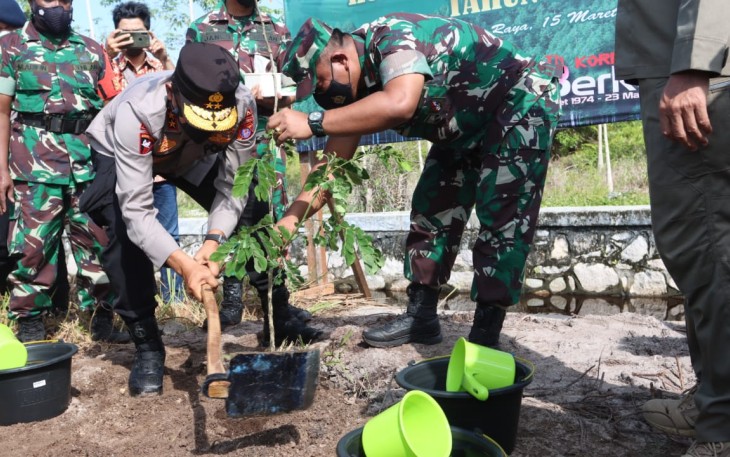 Kapolda Kalteng Bersama Danrem Tanam Sejuta Pohon