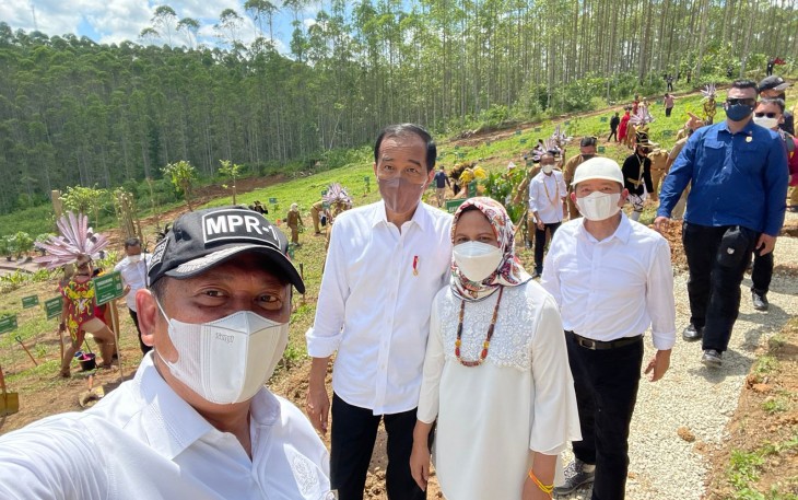 Ketua MPR RI Bambang Soesatyo saat berselfie