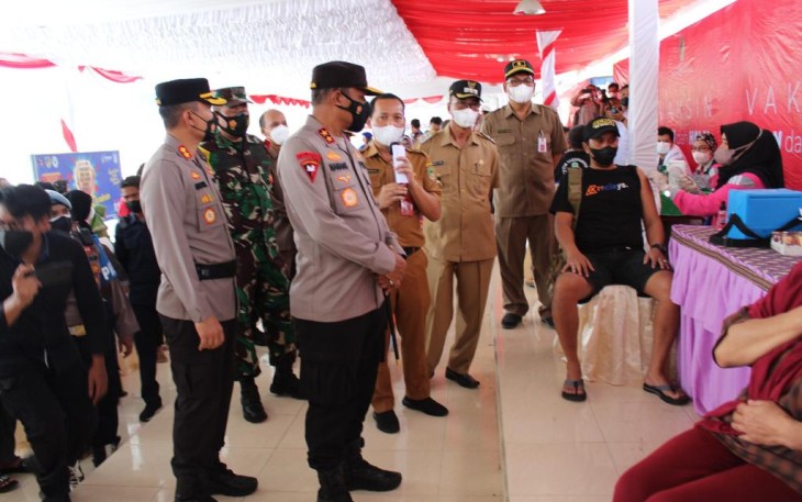 Kapolda Kalteng Tinjau Vaksinasi Massal