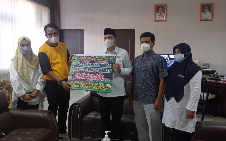Penyerahan bantuan untuk korban gempa Malampah, di ruang kerja Wabup Pasaman