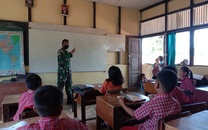 Ajarkan matematika dan wasbang untuk anak di perbatasan