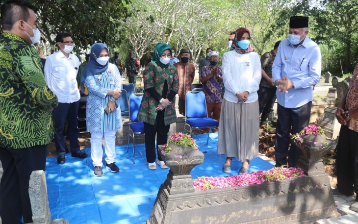 Gubernur Aceh, Nova Iriansyah dan Bupati Blora, ziarah  di makam pahlawan perempuan asal Aceh, di Blora