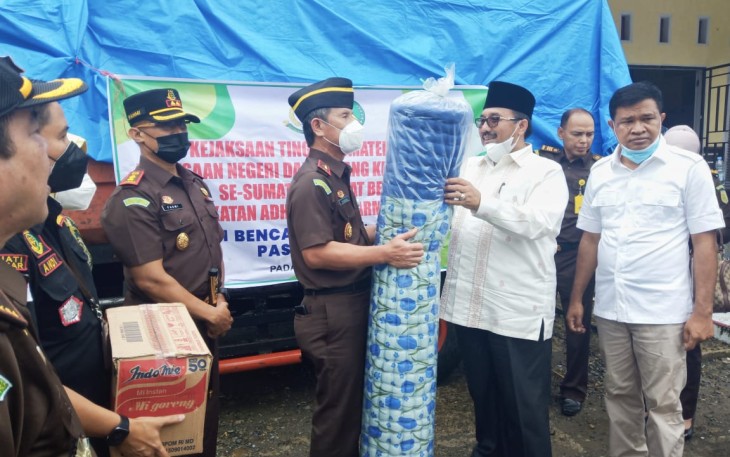 Penyerahan bantuan untuk korban gempa Pasaman, oleh Kajati Sumbar