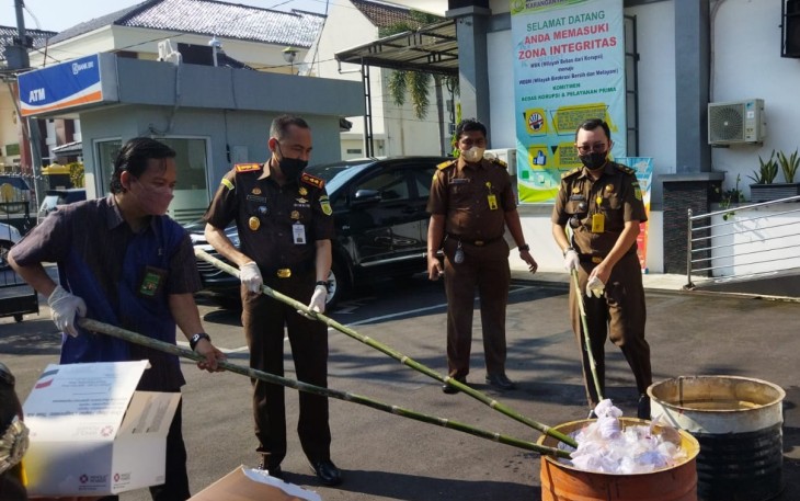 Pemusnahan barang bukti hasil tindak pidana narkoba dan kejahatan, di halaman Kejari Karanganyar