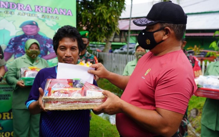 Danrem 121/Abw Berikan Penghargaan Ke Penjaga Lapangan Tenis