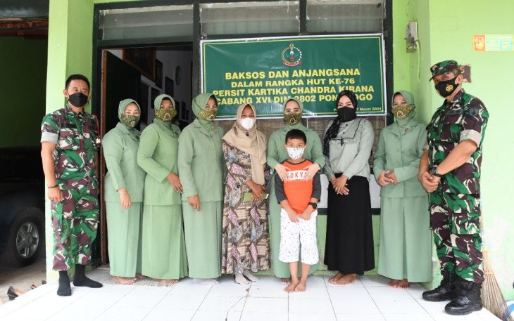 Persit KCK Cabang XVI Kodim 0802/Ponorogo Gelar Baksos dan Anjangsana