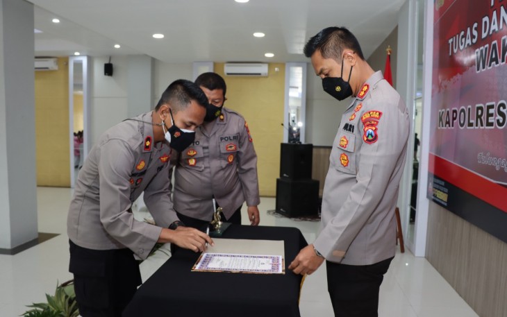 Penyerahan tugas dan tanggung jawab wakapolres kepada Kapolres Tulungagung