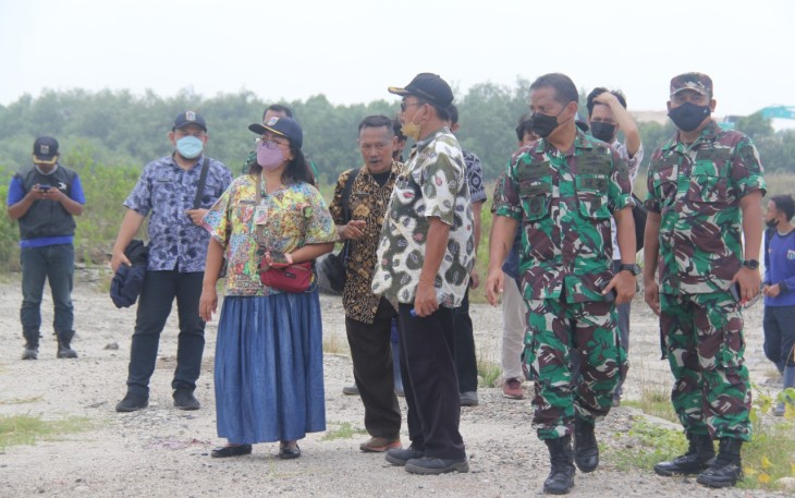 Tinjau Lokasi Rencana Normalisasi Saluran Air Lahan Marunda