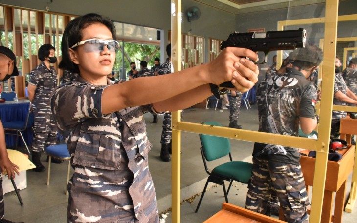 Senjata Adalah Istri Pertamanya