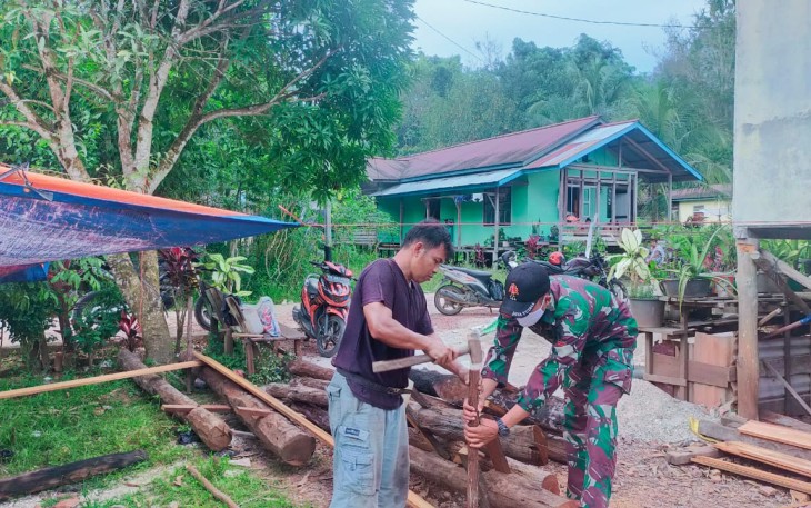 Anggota Satgas Yonif 144/JY Wujudkan Rumah Baru Warga di Perbatasan