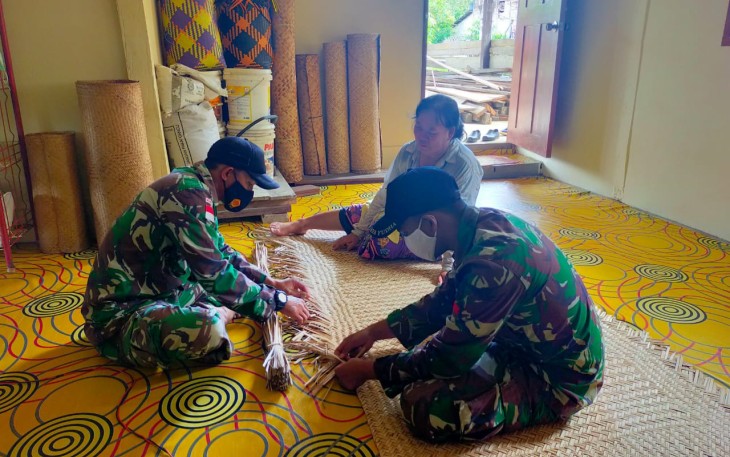 Lestarikan Anyaman Tikar Khas Dayak