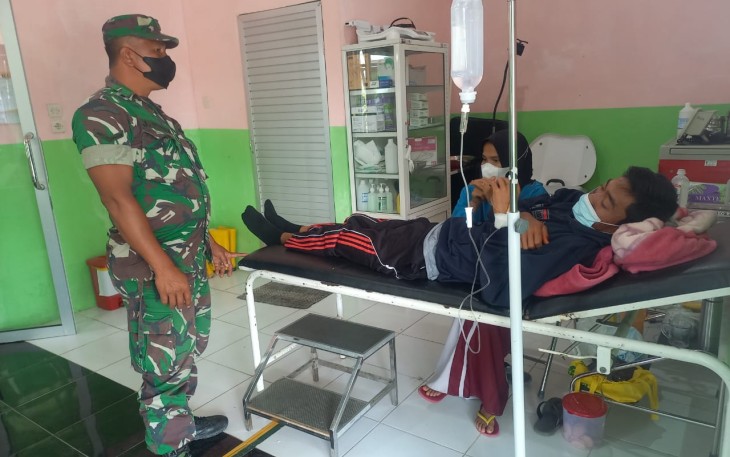 Warga Binaannya Sakit, Babinsa Jenguk di RSUD Salak
