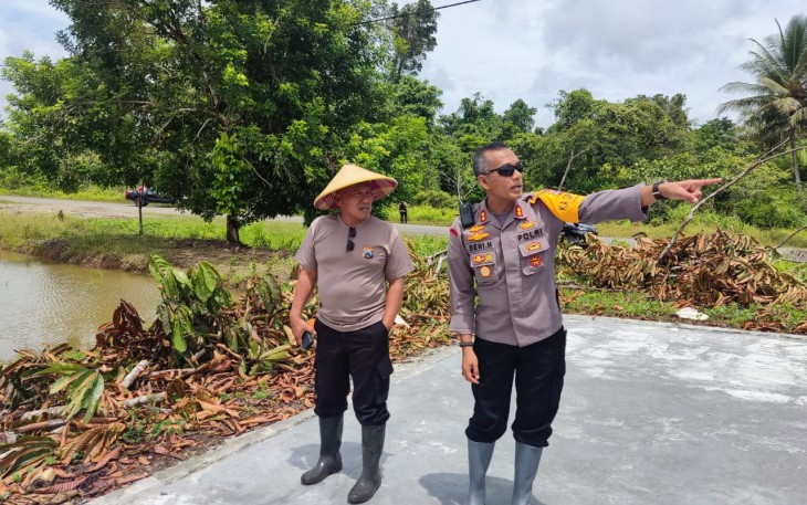 Kasatgasres Ops Damai Cartenz saat hendak Semai Bibit Padi