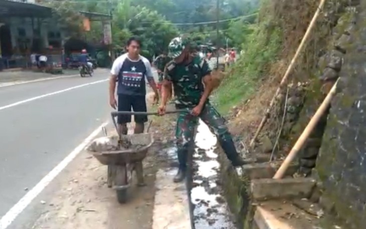 Gotong Royong Bersama Warga Bersihkan Parit