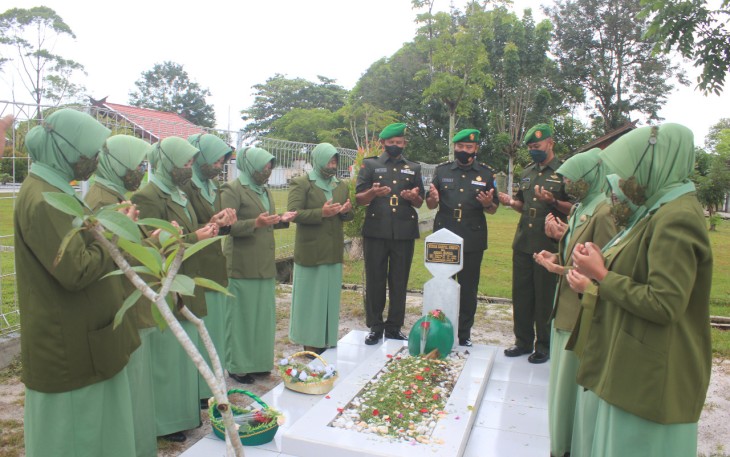 Ziarah di TMP Dalam Rangka HUT Ke 48 Korem 102/Panju Panjung