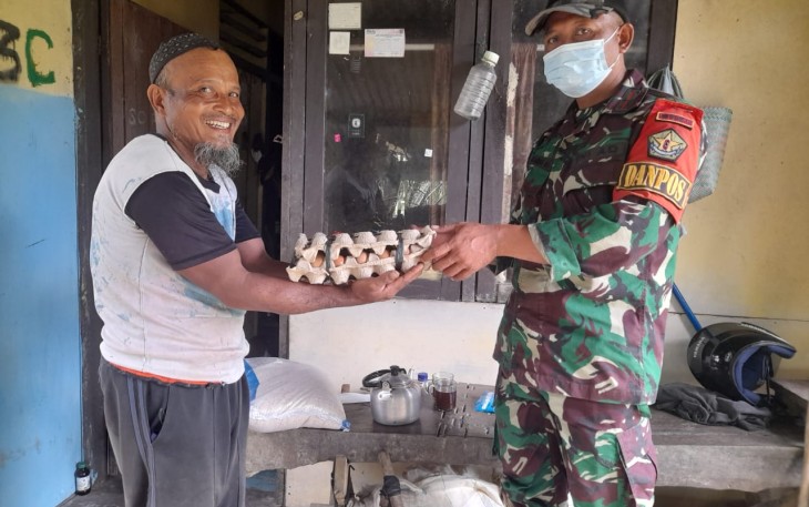 Peduli Kesulitan Warga Perbatasan, Satgas Yonif Mekanis 643/Wns Bagikan Sembako