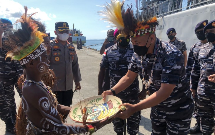 Tradisi Adat Biak Numfor Sambut Kapal Markas Guspurla Koarmada III