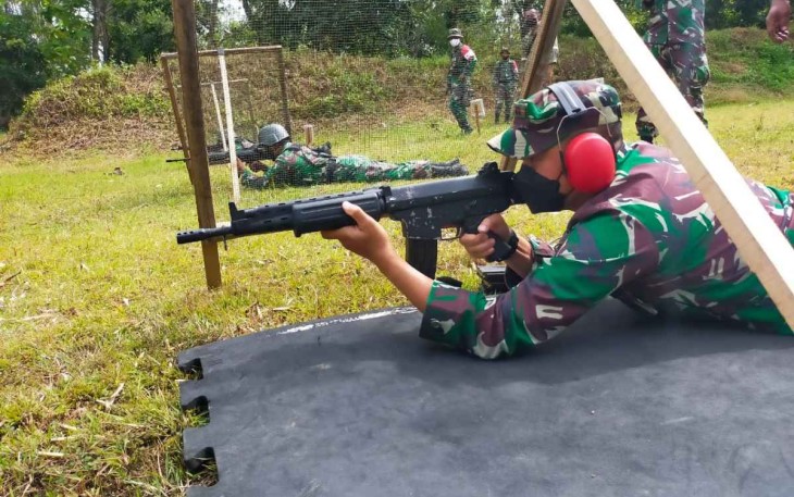 Dandim 0801/Pacitan Pimpin Latihan Menembak