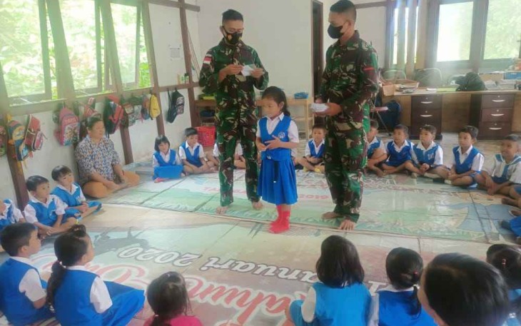 Satgas Perbatasan Ajarkan Lagu Wajib Nasional di Paud Cahaya Mentari 