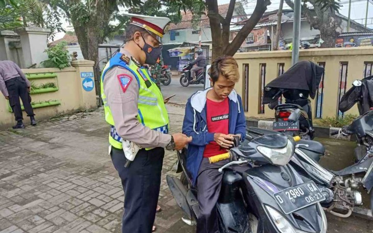 Polisi Gencarkan Disiplin Prokes dan Bagikan Masker 