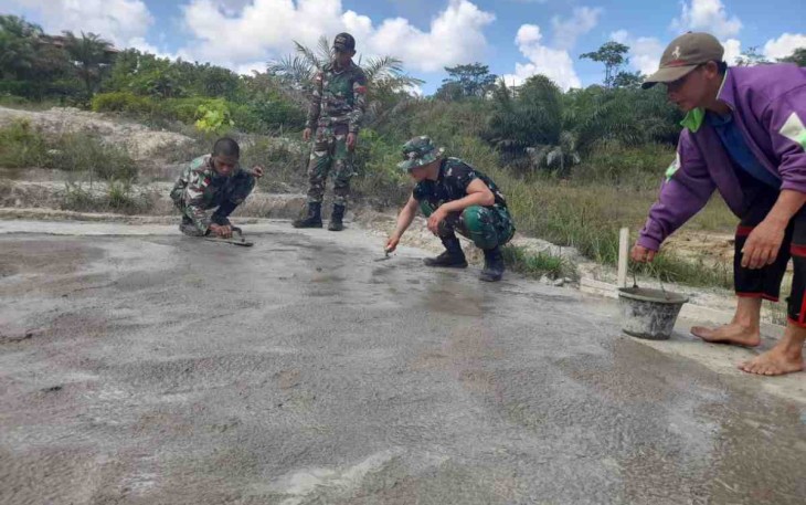 Satgas Pamtas Yonif Mekanis 643/Wns Gotong Royong Bangun Lapangan Serbaguna