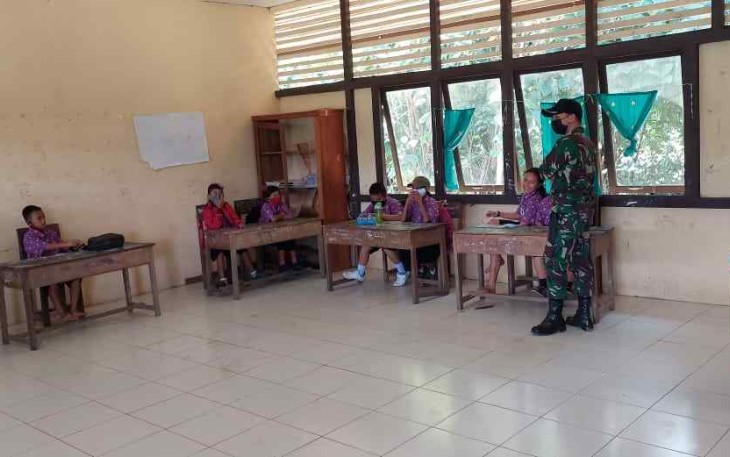 Cerdaskan Anak Bangsa, Satgas Perbatasan Gadik di SDN 01 Sungai Antu