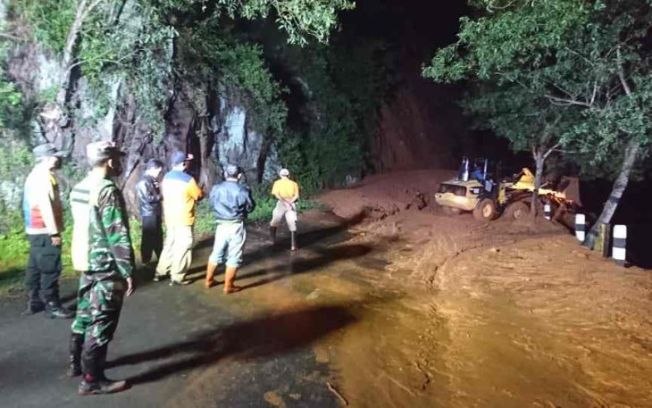 Kodim 0801/Pacitan Bersihkan Material Longsor, Jalur Utama Pacitan-Ponorogo
