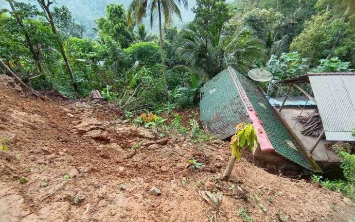 Babinsa Dongko Bersihkan Material Tanah Longsor Menimpa Rumah Warga