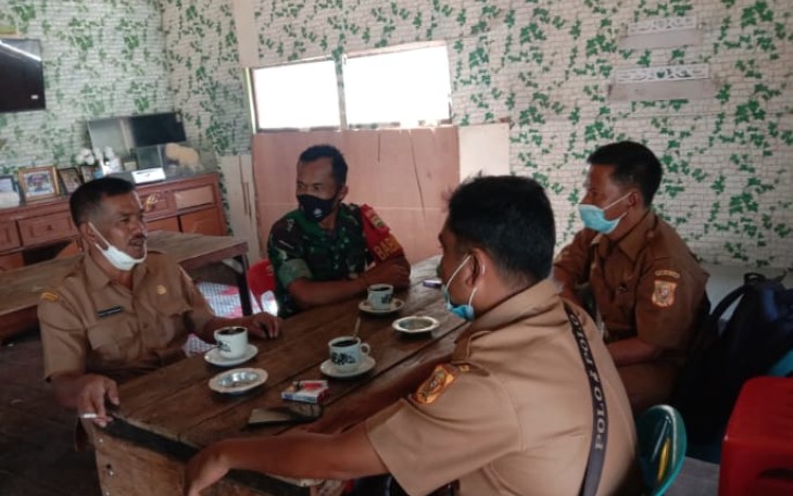 Babinsa Koramil 04/TL Komsos Bersama Pemerintah Desa Juma Gerat