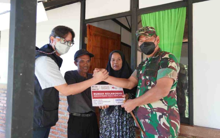 Ringankan Beban Korban Banjir, Danrem 062/Tn Serahkan Kunci Rumah