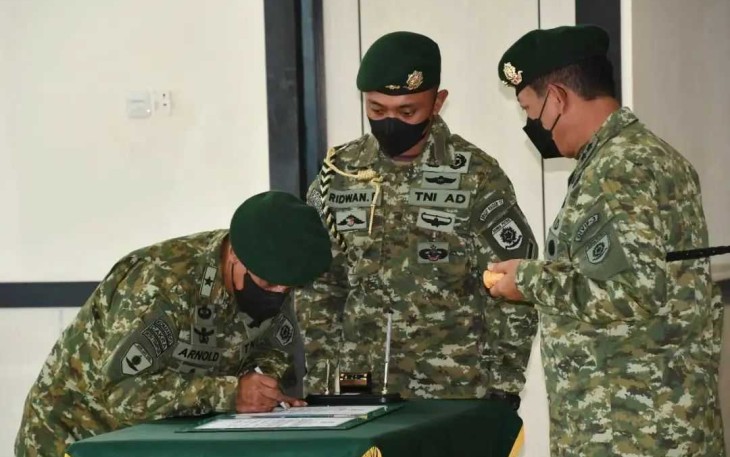 Pangdivif 3 Kostrad Serahkan Jabatan Irdivif 3 Kostrad dan Pimpin Tradisi Penerimaan Warga Baru