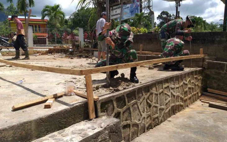 Satgas Pamtas Yonif Mekanis 643/Wns Karya Bhakti Bangun Teras Gereja 