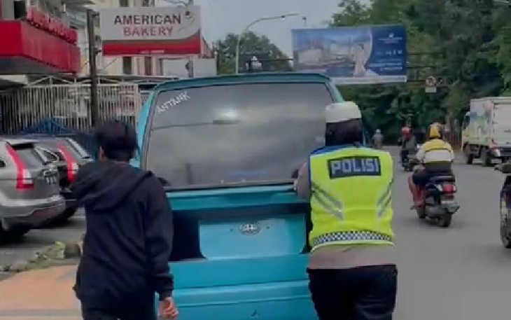 Terciduk Kamera Jurnalis, Polwan Sat Lantas Polrestabes Makassar Dorong Pete-Pete