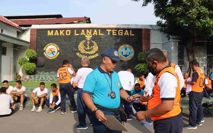 Dukungan Semangat Prajurit TNI AL Tegal Saat Tes Garjas